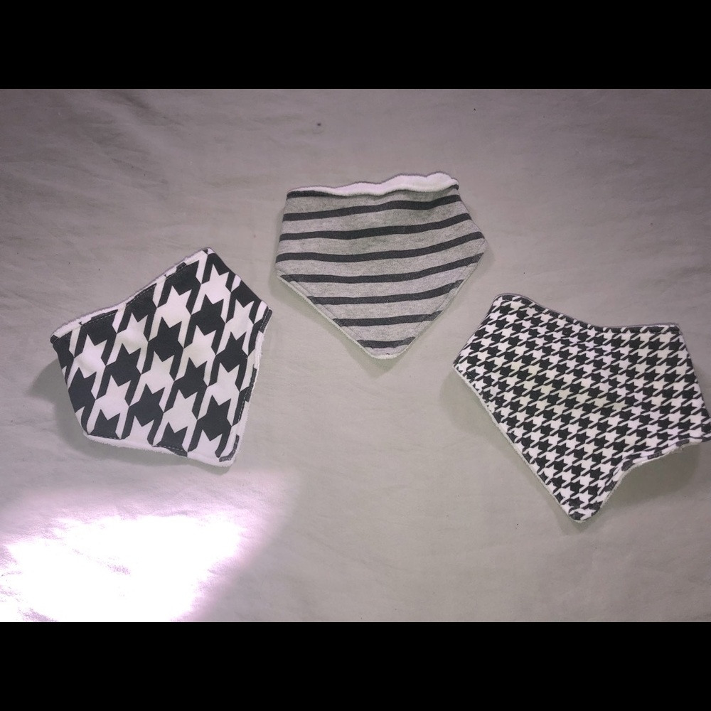 Black & white bibs